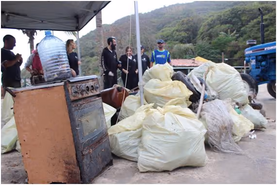 Plásticos, pneus, eixo de um carro e um fogão estavam entre os detritos recolhidos. Se a ação não ocorresse todo este lixo iria para o mar. Foto: Thiago Menezes