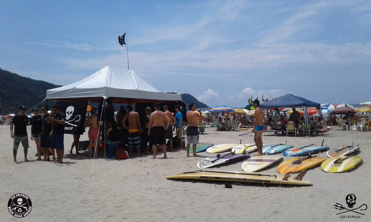 Concentração de voluntários para limpeza na praia, boas práticas sustentáveis e remanda ecológica do Canto do ForteSP