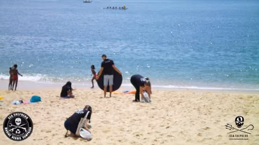 Voluntários da Sea Shepherd retiraram micro lixo na areia da Praia VermelhaRJ