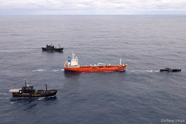 A frota da Sea Shepherd escoltando o petroleiro Sun Laurel para fora do Santuário de Baleias do Oceano Antártico