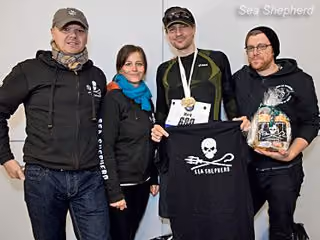 Membros da Sea Shepherd Frankfurt com Mark Hoffman após a maratona. Foto: Jörg Ossenbrüggen