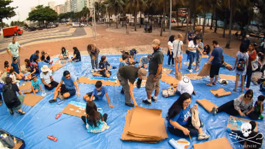 Todos preparados para a fazer os cartazes.