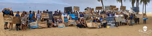 Participantes e cartazes da Marcha Pelos Oceanos