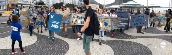 A marcha no calçadão do Leme a Copacabana.