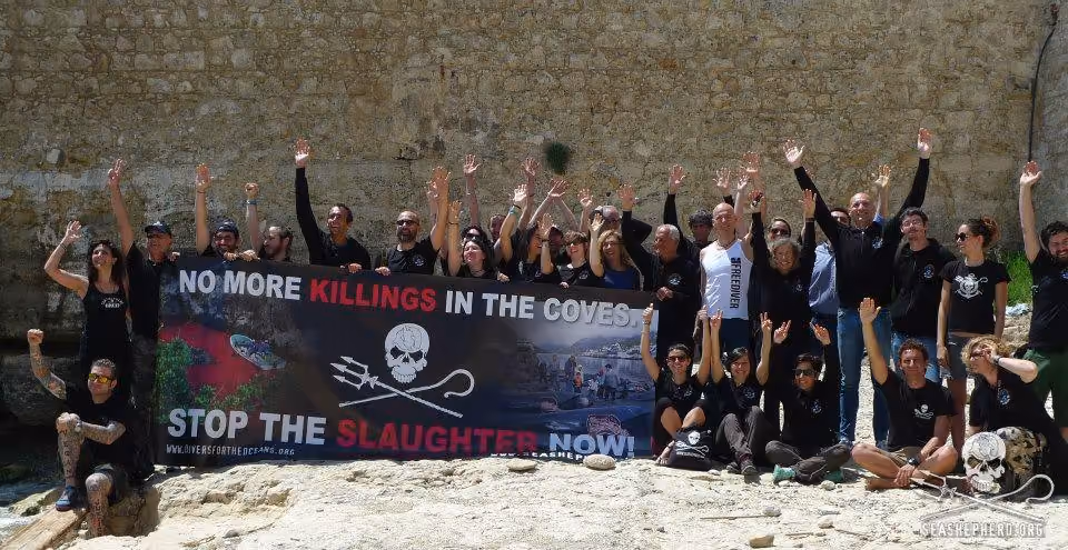 Mergulhadores pelos Oceanos juntamente com os voluntários da Operação Siracusa. Foto: Sea Shepherd