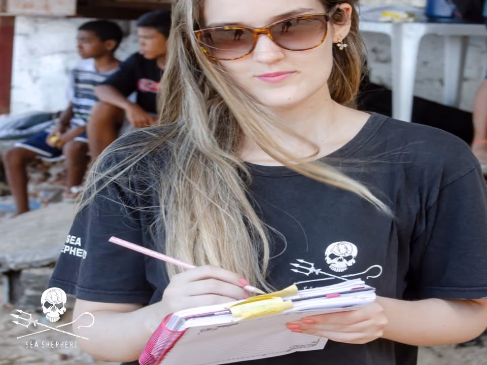 Voluntária Sea Shepherd Brasil Marina Allema coletou os dados dos detritos.