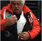 Paul retira bala do colete durante campanha contra baleeiros japoneses.