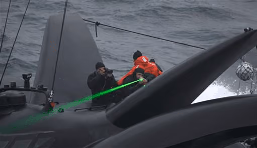 O Ady Gil se defende com desreguladores fotônicos, que causa cegueira momentânea.
