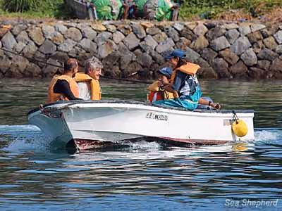 Comprador levado de esquife para visitar os golfinhos no cativeiro. Foto: Sea Shepherd