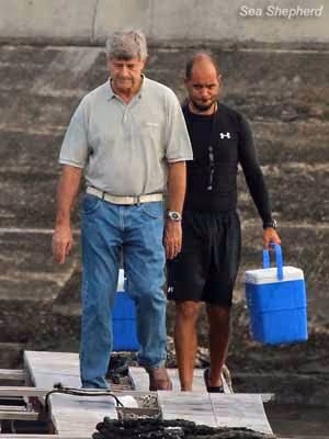 Comprador e treinador local. Foto: Sea Shepherd