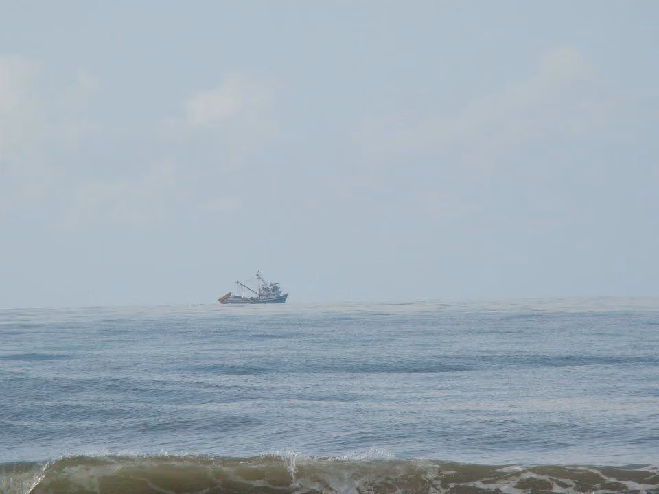Embarcação de pesca fotografada dentro da APA CENTRO
