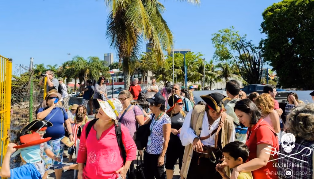 Público convidado sendo recepcionado pelos “piratas”. Crédito: Raphael Jordão