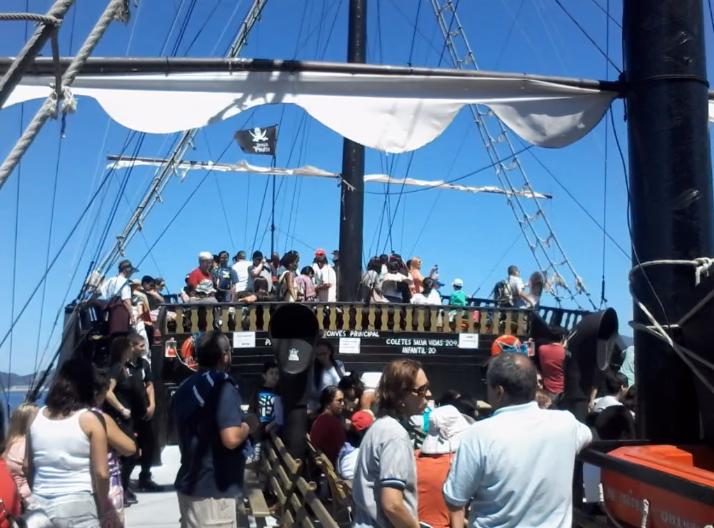 Público lotou a proa do “navio-pirata”. Crédito: Núcleo RJ - ISSB