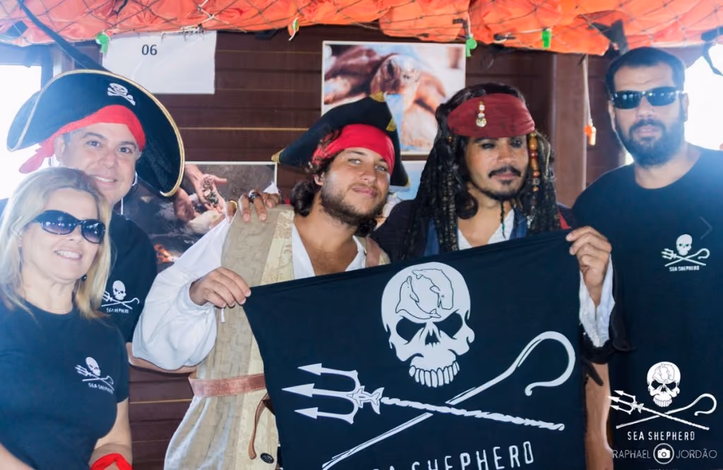 Os “piratas do Corsário Carioca” com os “piratas da Sea Shepherd”. Crédito: Raphael Jordão