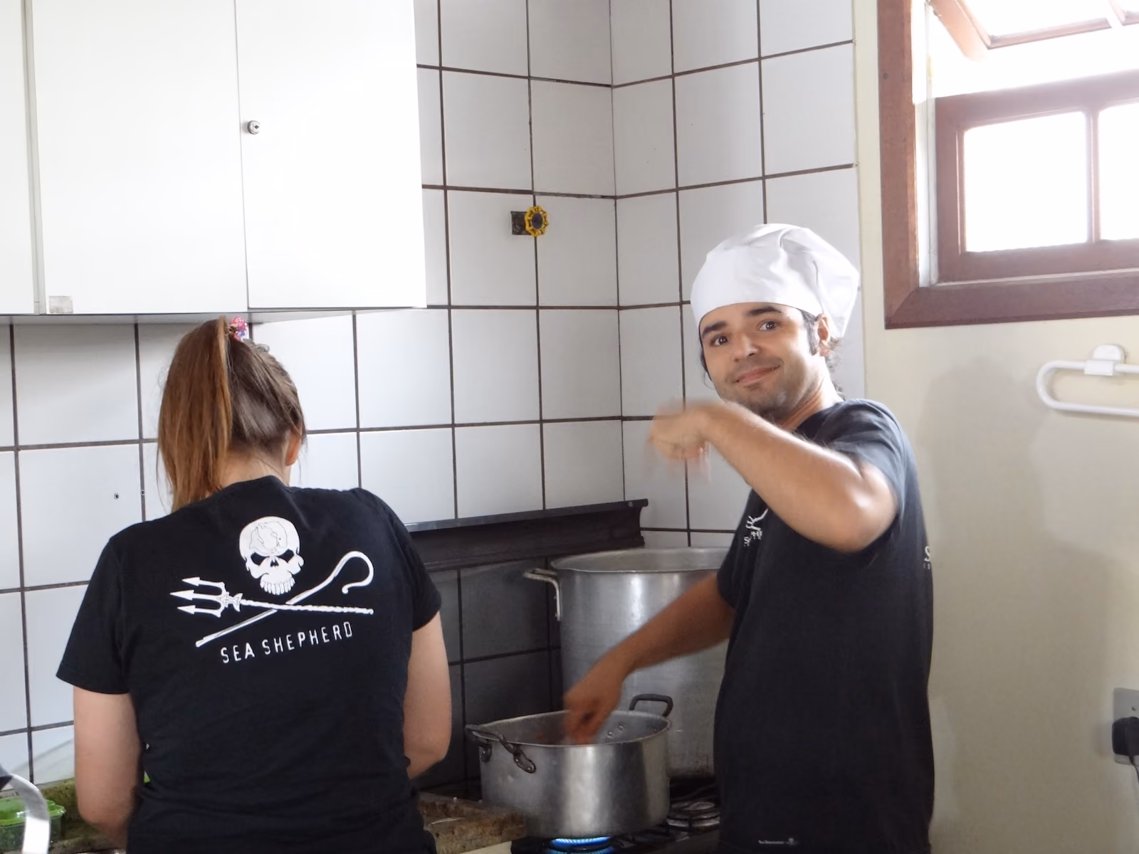 Chef Hugô preparando sua especialidade culinária