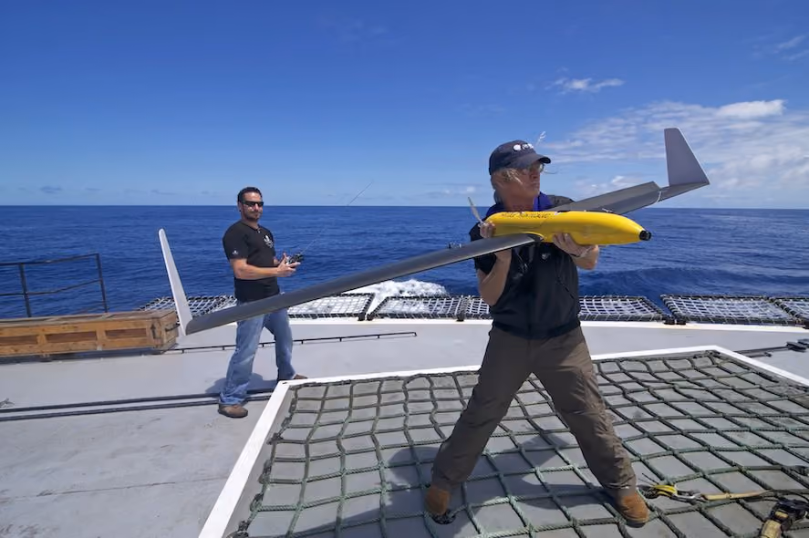 Peter Brown, segundo imediato, lança um drone do Steve Irwin. Foto: Sea Shepherd