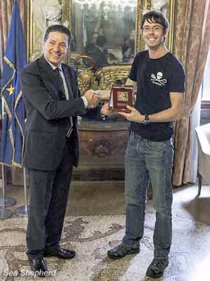 O Capitão Hammarstedt é recebido com o tradicional Leão de Veneza na Prefeitura de Veneza. Foto: Marianna Baldo