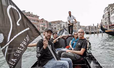 O Capitão Hammarstedt e os voluntários Sea Shepherd Itália em uma gôndola. Foto: Marianna Baldo