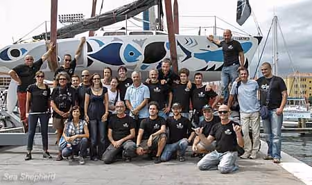 O Capitão Hammarstedt, voluntários e apoiadores com o novo navio, o Sea Shepherd Italia. Foto: Marianna Baldo