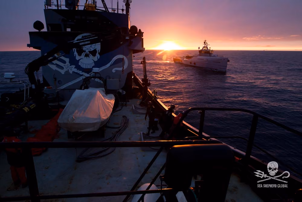 The OW approaches the SI for bunkering at sunrise.