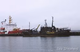 O Farley Mowat aguardando seu destino em um porto canadense