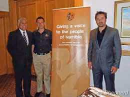 Representantes da Sea Shepherd com o ouvidor da Namíbia, John Walters (esquerda)