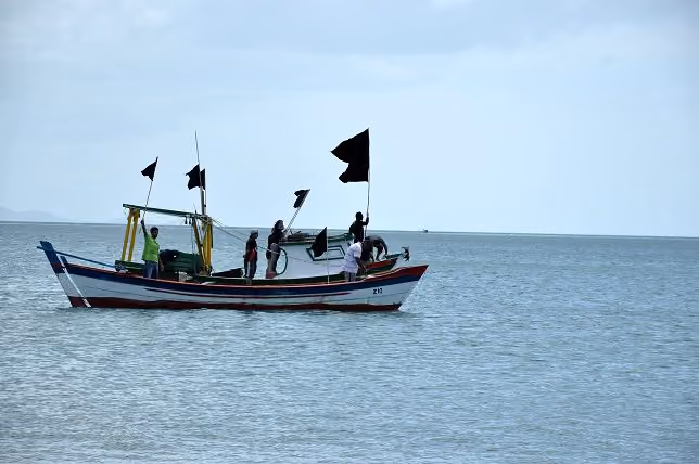 Ativistas da Sea Shepherd e pescadores artesanais com as bandeiras.