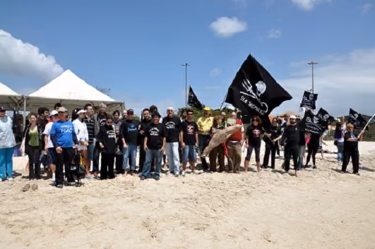 Líderes dos movimentos em defesa das baías em Florianópolis, Santa Catarina, pousam para foto.