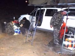 Preparação para uma tocaia na praia à noite