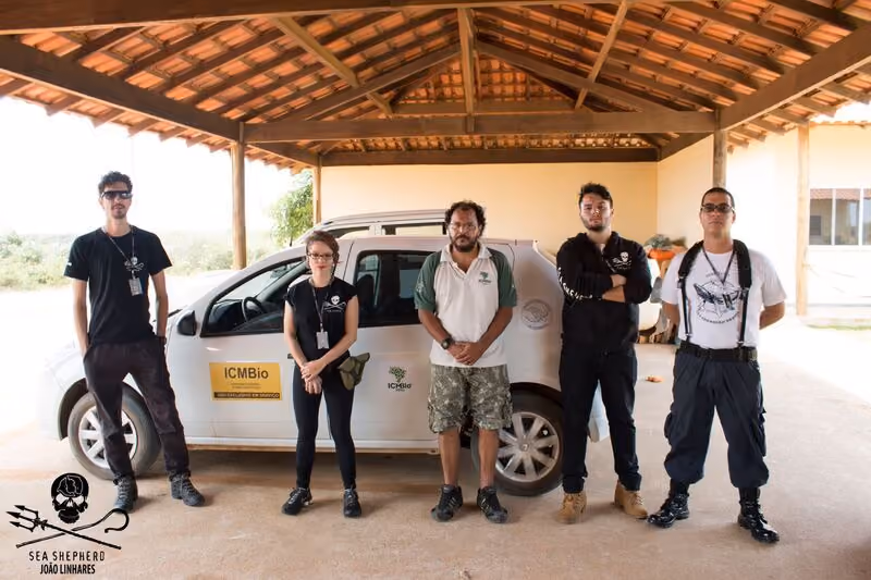 Núcleo do ES do Instituto Sea Shepherd Brasil ao lado do Gestor da Reserva Biológica de Comboios.