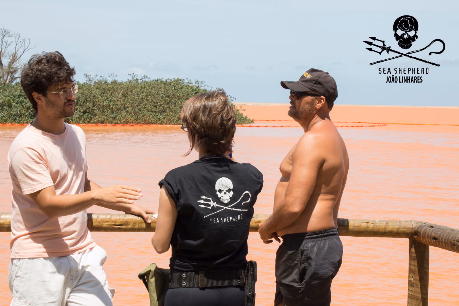 Voluntária do Núcleo do ES do Instituto Sea Shepherd Brasil coletando depoimentos dos moradores.