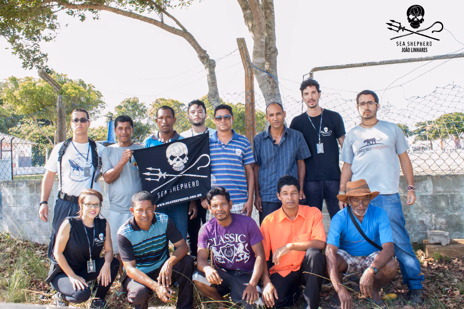 Núcleo do ES do Instituto Sea Shepherd Brasil ao lado de uma tribo indígena local do qual nos prestou depoimentos.