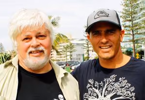 Capitão Paul Watson e o surfista campeão Kelly Slater em Noosa, Austrália.