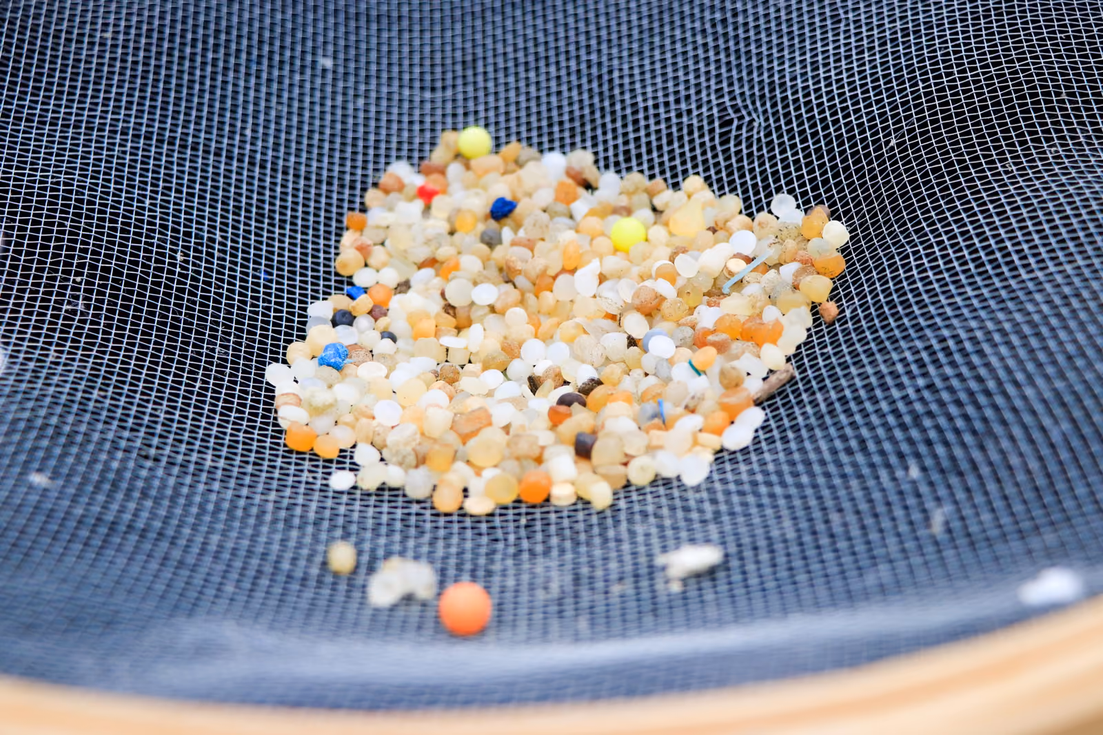 O pellets são micro grânulos de plásticos que servem de matéria-prima para criar objetos plásticos.