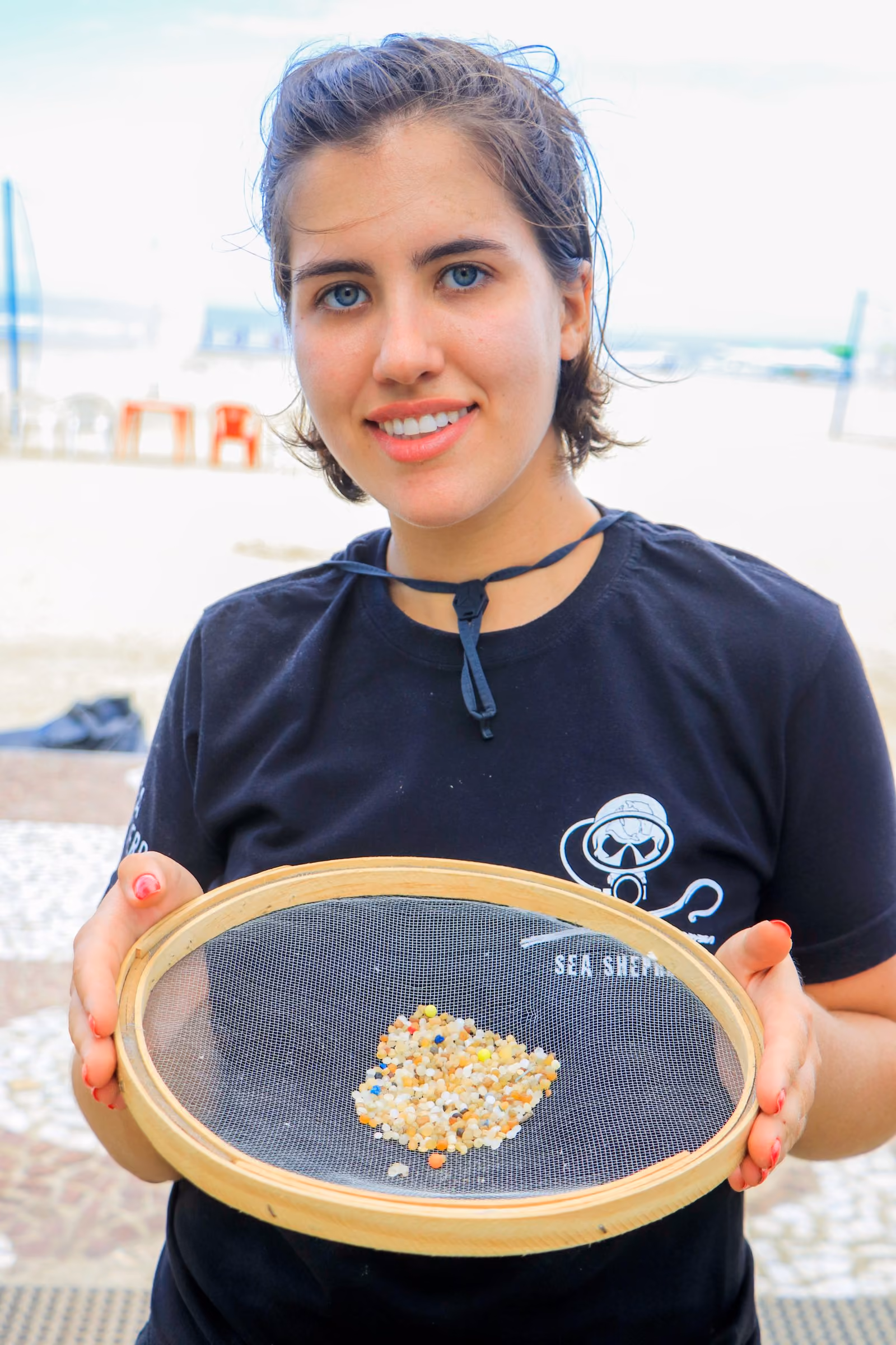 Como parte da campanha Ondas Limpas, da Sea Shepherd Brasil, incontáveis limpezas de praia são realizadas, removendo resíduos do ambiente costeiro e marinho, inclusive pellets e microplásticos.
