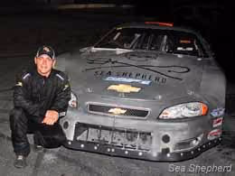O piloto Zack Jarrell e seu Chevrolet Impala 18, que levou o logotipo da Sea Shepherd na corrida Fascar Pro Late Models 100, na Flórida