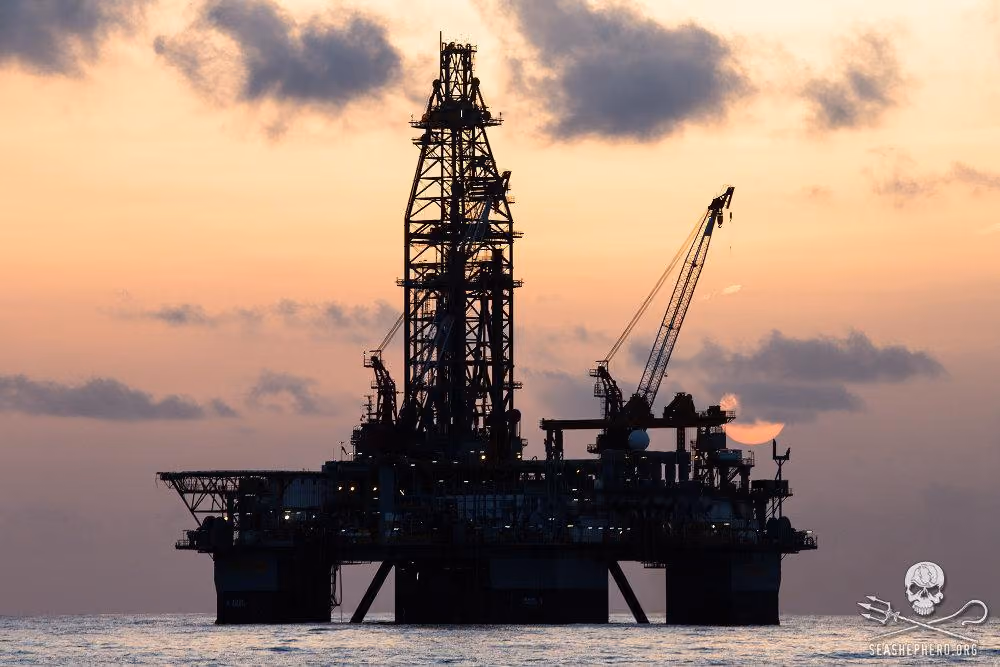 Plataforma de Petróleo similar a que vazou óleo em 2010. Foto Sea Shepherd