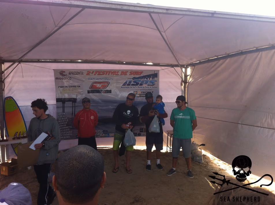 Guto Reis, Surfista local e apoiador da Sea Shepherd recebendo seu prêmio. Foto: ISSB RS