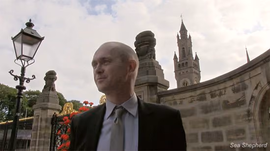 O Diretor Global Executivo da Sea Shepherd, Alex Cornelissen, do lado de fora da Corte Internacional de Justiça. Foto: Sea Shepherd