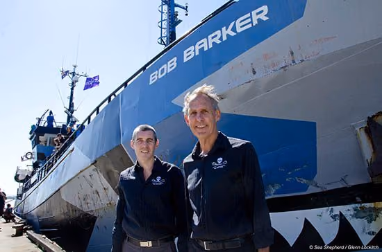 Jeff Hansen e Bob Brown dão boas-vindas à frota em Melbourne. Foto: Sea Shepherd Austrália / Glenn Lockitch