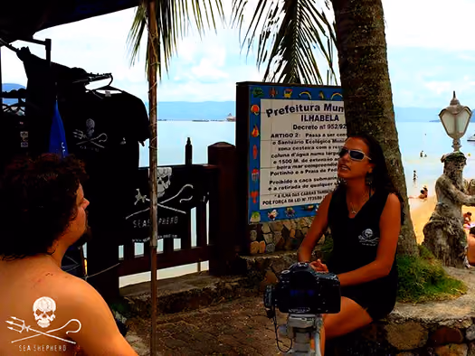 Gravação de depoimentos sobre o local. Voluntária Claudia Santana – Mar e Vida Eco Trip