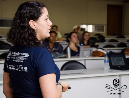 Bianca Rangel, falando a respeito de estudos não-letais reprodução em raias e tubarões. Foto: Victor Saldanha