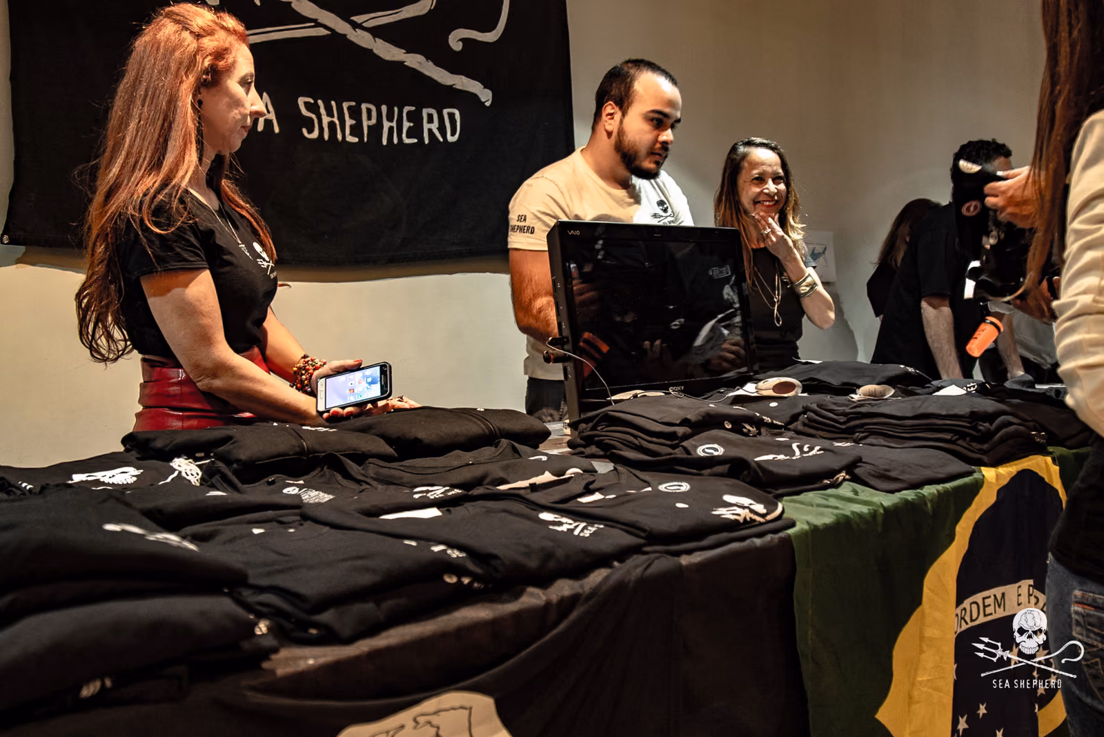 Voluntários Sea Shepherd Brasil na promoção de produtos e divulgação de campanhas