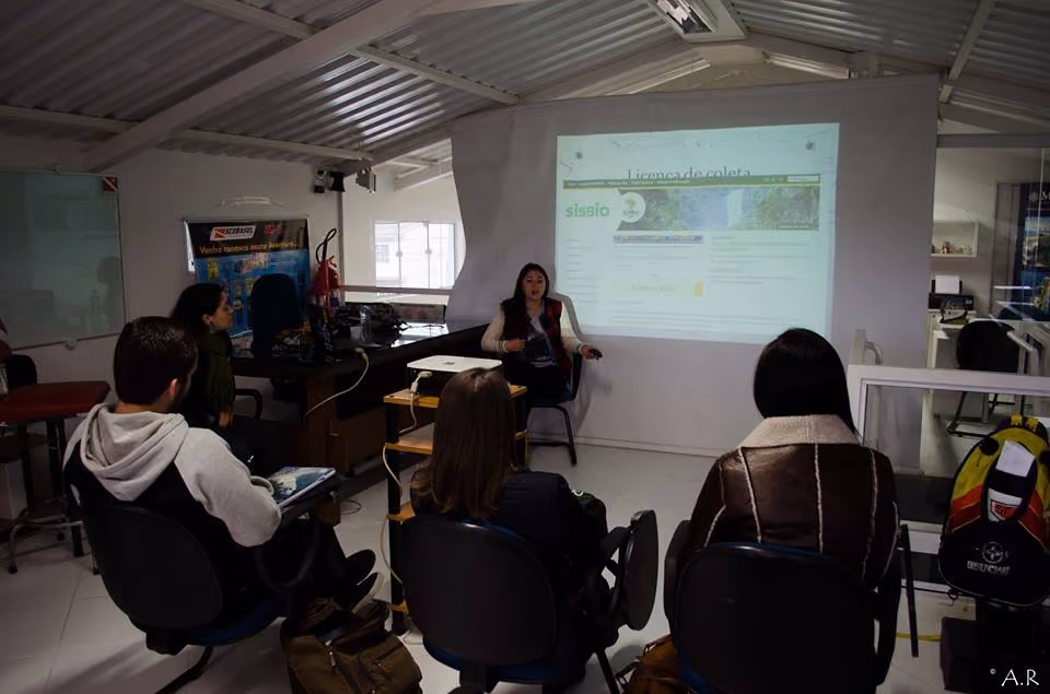 Natascha Wosnick, falando a respeito das licenças necessárias para trabalhar com raias e tubarões no Brasil. Foto: Aline Rocha