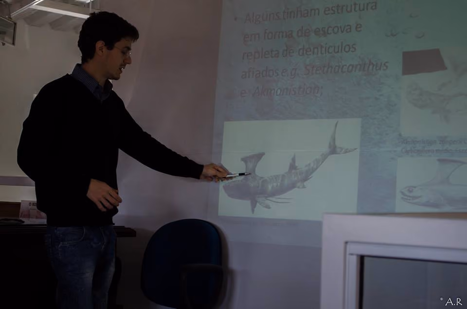 Victor Eduardo Pauliv, falando sobre seu trabalho com fósseis de tubarões encontrados no estado do Paraná. Foto: Aline Rocha