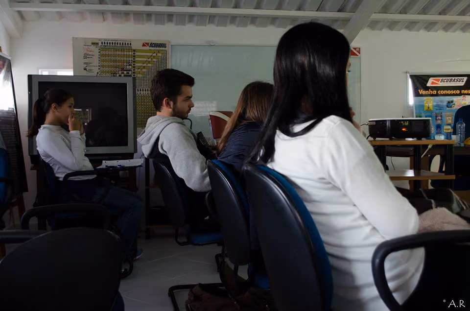 Alunos do curso, durante as discussões a respeito do uso de metodologias letais. Foto: Aline Rocha