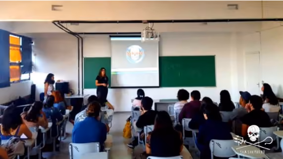 Atentos, os alunos puderam conhecer algumas das campanhas da Sea Shepherd.
