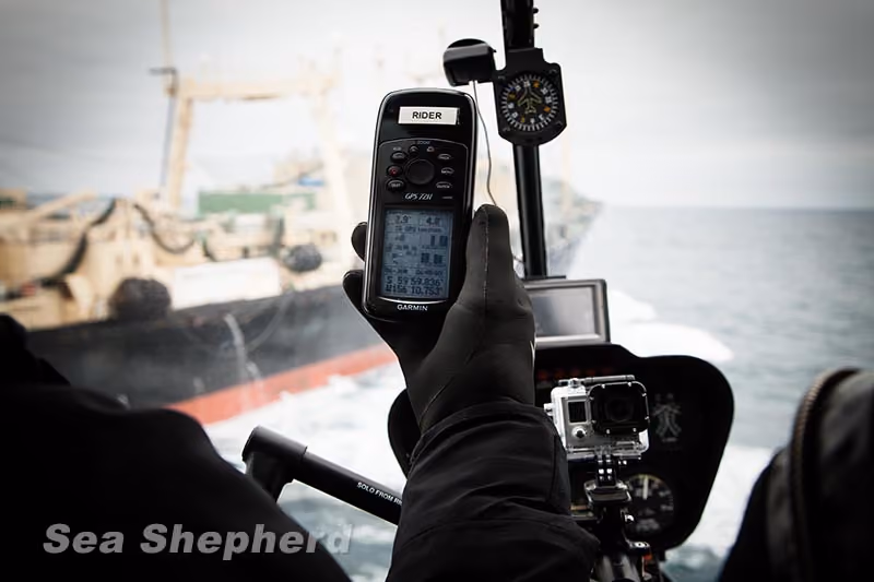 O GPS do helicóptero indicando o lado norte da Zona do Tratado Antártico