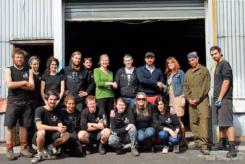 Therese Pritchard, Diretor Executivo da Fundação Seaworks, com o Capitão Locky MacLean, o diretor australiano Jeff Hansen, a tripulação do Steve Irwin, o coordenador de Sydney, Jools Farrell e a coordenadora do Sunshine Coast, Jemma Darlington. Foto: Sea Shepherd