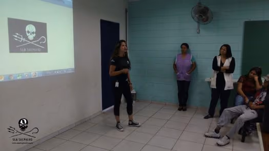 Voluntária Dayuri Priolean apresentou a história e as ações da Sea Shepherd no Brasil e no mundo.
